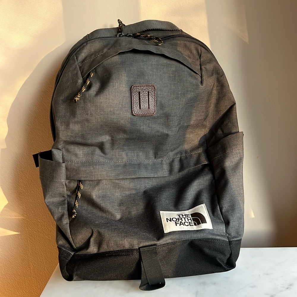 THE NORTH FACE DAYPACK BACKPACK IN ASPHALT GREY